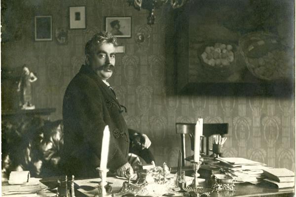 Man (Peretz) in front of writing desk 